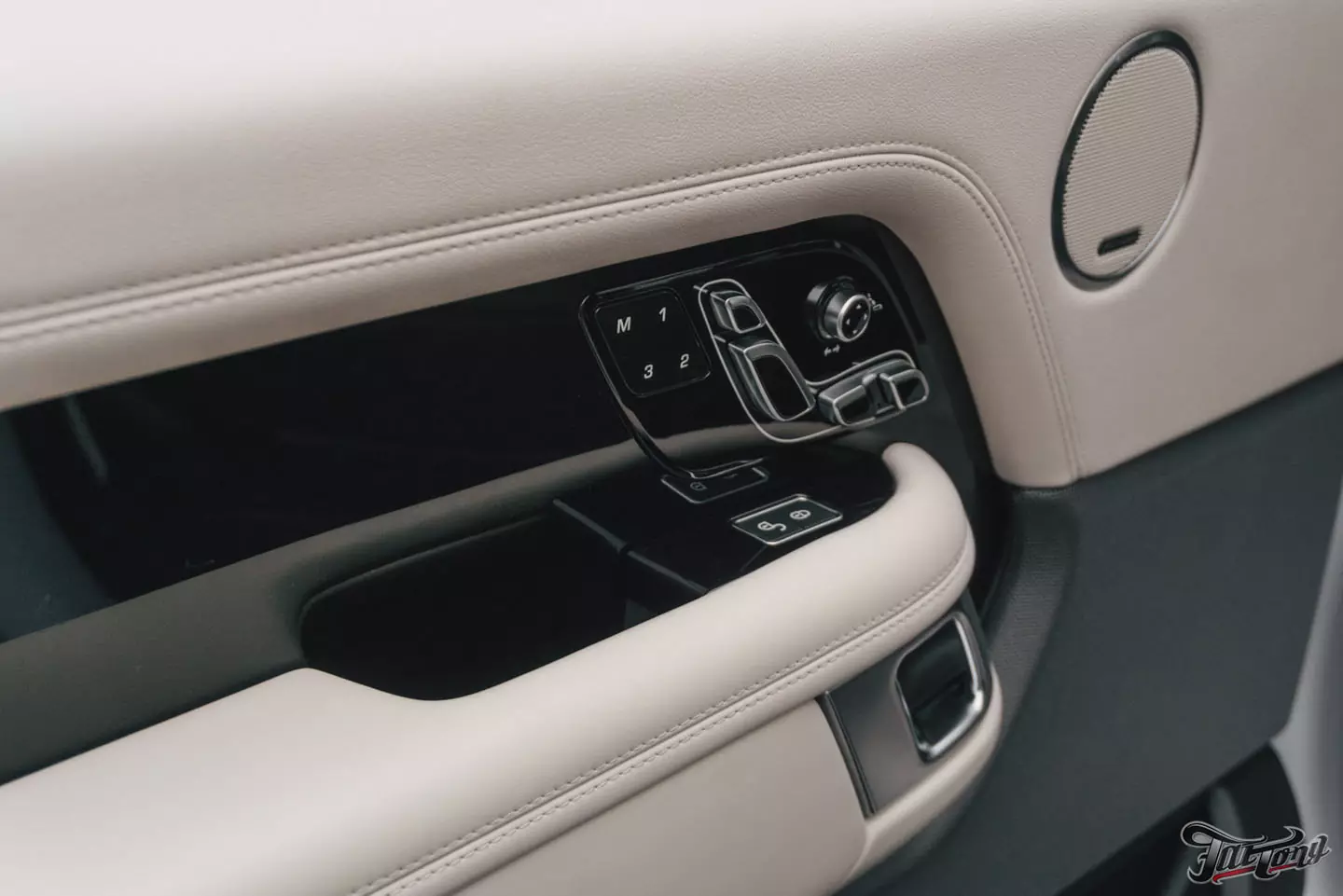 Химчистка и ремонт кожи в салоне Range Rover